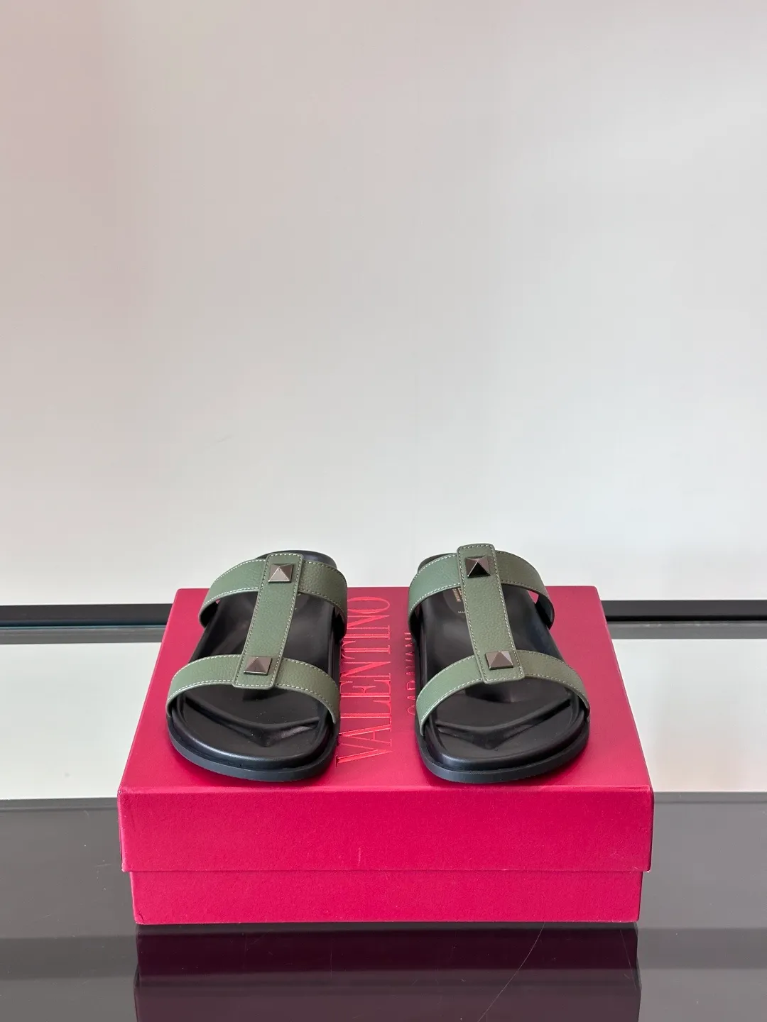 Men's shoes 💰p320 "VALENTINO" Valentino Men's 🧍‍♂️ Spring and summer new style metal rivet flat slippers, elegant sandals, the same style worn by celebrities, original molding, imported calfskin. Rubber outsole. Soft and durable, full set of counter packaging size: 39-44 (customized at 38.45.46)